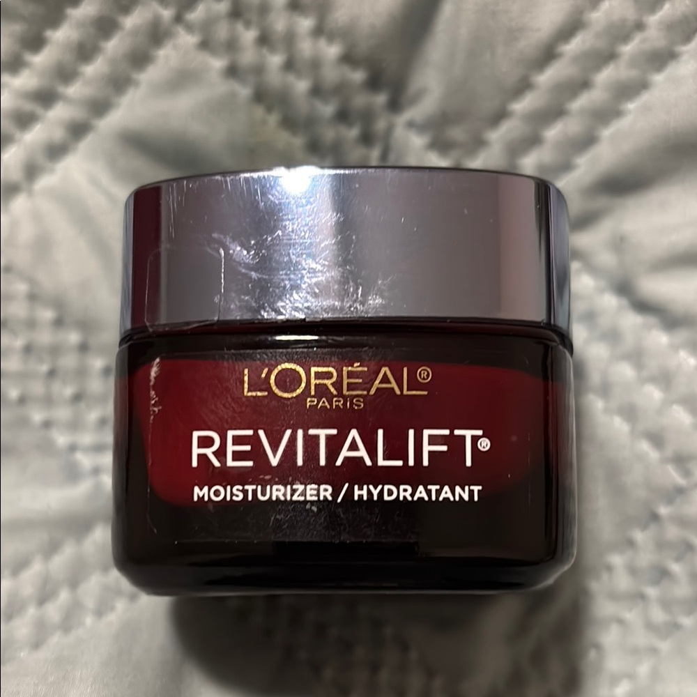 L'Oreal Revitalift Moisturizer - Red and Silver— 1.7 oz